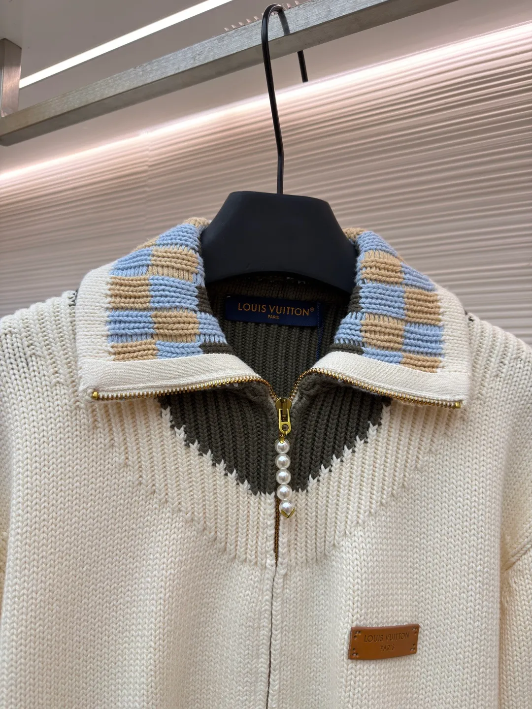 LOUIS VUITTON letter badge iridescent color-blocking knitted tunic jacket ●Original version: purchased and developed for 23600 ●Item number: 1682240-B65 ●Fabric: wool blended fabric ●Technology: knitted ●Color: off-white ●Version: fitted version ●Weight: about 1340 grams ●Size: S-M-L-XL ●Description: This off-white knitted zipper cardigan is made of Australian merino wool blended worsted yarn and uses a coarse needle plain weave process. The fabric texture is full and three-dimensional, with a soft touch and excellent warmth retention. The yarn has been treated with anti-pilling treatment to prevent pilling after long-term wear. The neckline is spliced ​​with contrasting striped ribs, which are made using yarn-dyed jacquard technology. The pattern has distinct colors and does not fade. The placket is equipped with a customized metal zipper, and the chain teeth are polished and electroplated, making it smooth and anti-oxidation. The leather logo plate on the left side of the body is fixed by hand caulking, and the edges are neatly routed; the cuffs and hem are edged with high-elastic ribs to keep them from becoming loose after long-term wear. The overall design adopts a loose shoulder cut, and the seams between the shoulders and the body are seamlessly embedded and clipped. The stitching is smooth and has no foreign body feeling. The spacing of each stitch is precisely controlled, showing the ingenuity of high-end knitted clothing. The overall wiring is straight and delicate, the fabric is comfortable and soft, and the color is consistent without color difference. It can be matched with the same style to create a fashionable look and control various occasions. Customized accessories, complete with three standards, same style for men and women!